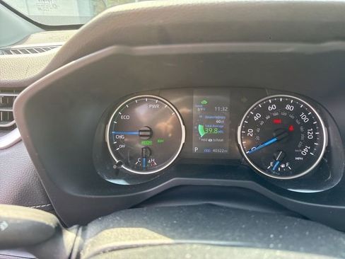 Used 2022 Toyota RAV4 XLE Premium image 5