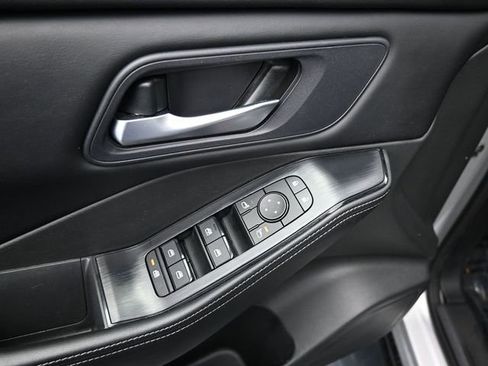 Used 2025 Nissan Rogue SV image 14