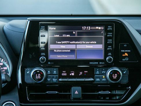 Used 2021 Toyota Highlander XLE image 24