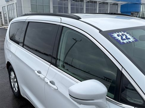 Used 2022 Chrysler Pacifica Touring-L w/ Uconnect Theater Family Group image 12