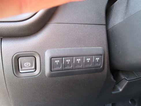 Used 2024 GMC Sierra 3500 Pro w/ Convenience Package image 18