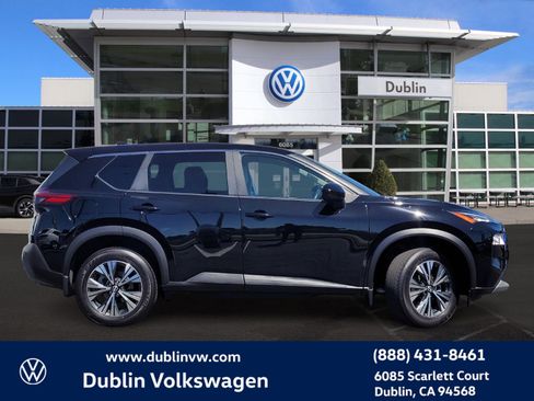 Used 2023 Nissan Rogue SV image 3