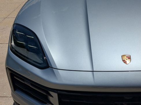 Certified 2025 Porsche Cayenne Coupe image 12