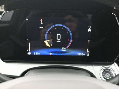 Used 2025 Chevrolet Trax LT w/ Sunroof Package image 13