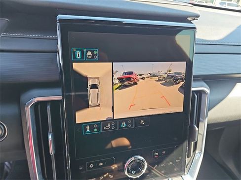 Used 2025 GMC Acadia Elevation image 15