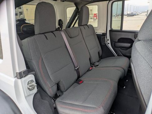 Used 2025 Jeep Wrangler Unlimited Rubicon w/ Convenience Group AWD/4WD image 27