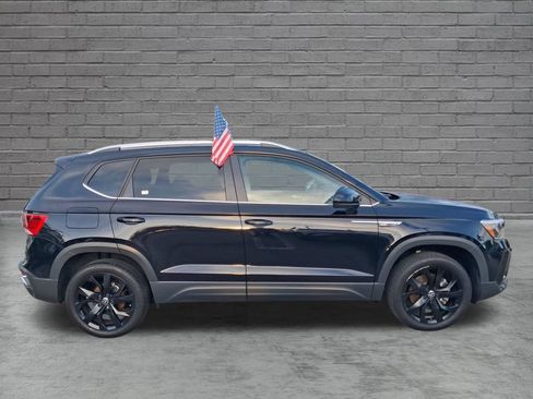 Used 2024 Volkswagen Taos SE w/ Panoramic Sunroof Package FWD image 11