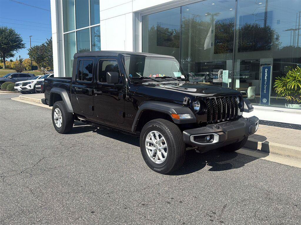 Used 2023 Jeep Gladiator Sport AWD/4WD image 2