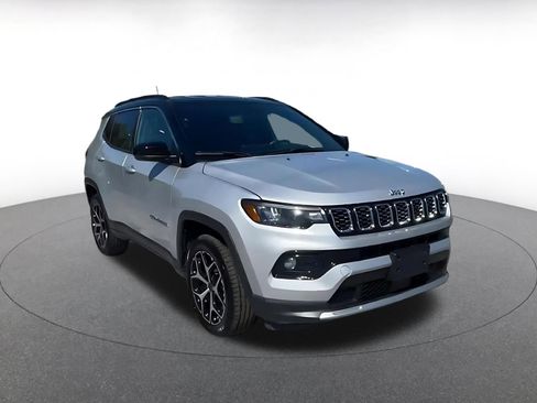 Used 2025 Jeep Compass Limited image 3