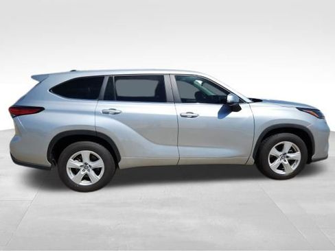 Used 2023 Toyota Highlander L image 10