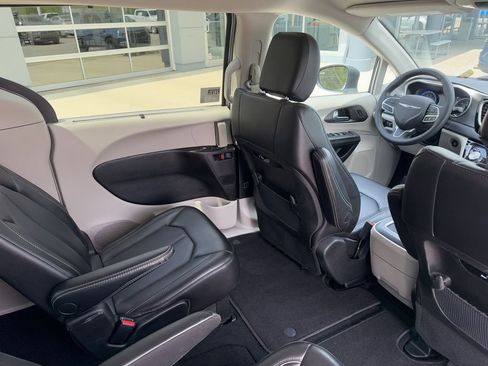 Used 2023 Chrysler Pacifica Touring-L FWD image 42