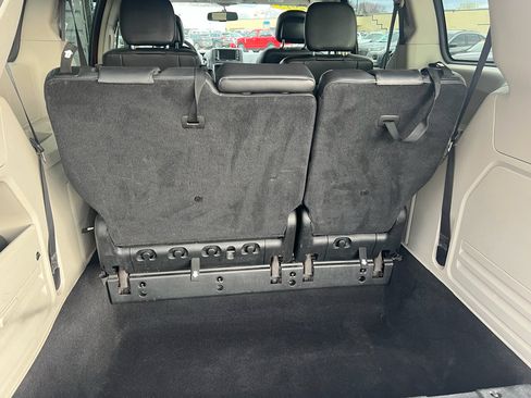 Used 2015 Chrysler Town & Country Touring image 10