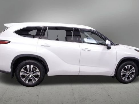Used 2022 Toyota Highlander XLE AWD/4WD image 6