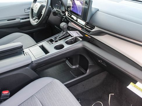 New 2026 Toyota Sienna LE FWD image 19