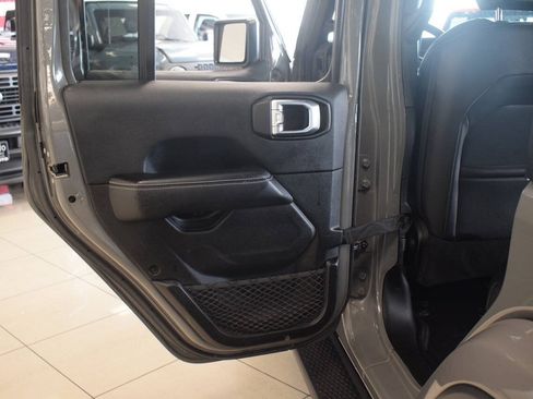 Used 2018 Jeep Wrangler Unlimited Sahara AWD/4WD image 36