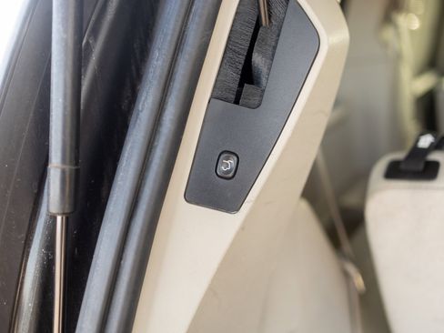 Used 2015 Chrysler Town & Country Touring w/ Driver Convenience Group image 19