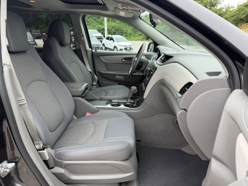 Used 2015 Chevrolet Traverse LT w/ Style and Technology Package FWD image 11