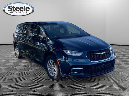 Used 2025 Chrysler Pacifica Select image 7