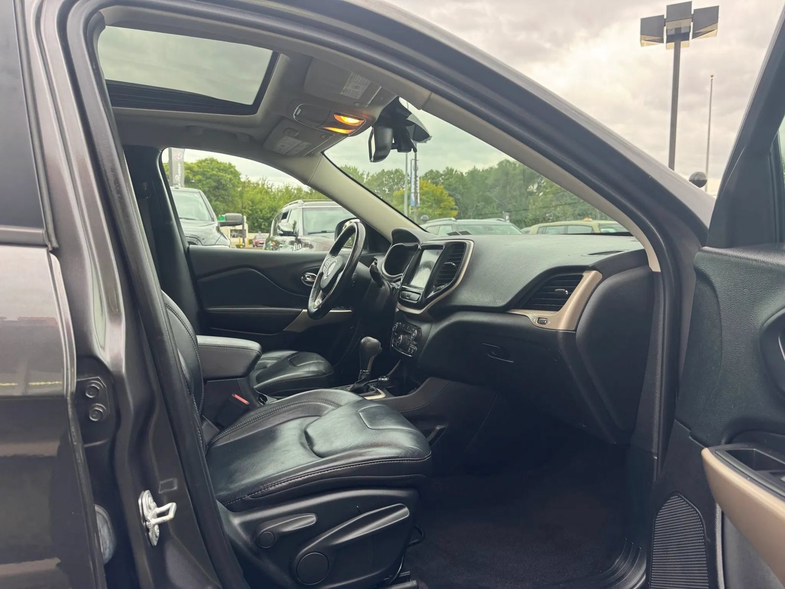 Used 2017 Jeep Cherokee High Altitude AWD/4WD image 13