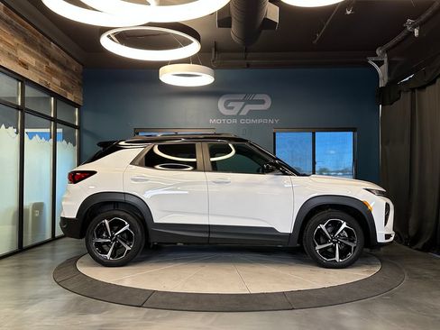 Used 2022 Chevrolet TrailBlazer RS FWD image 2