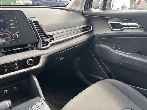 Used 2025 Kia Sportage LX image 34