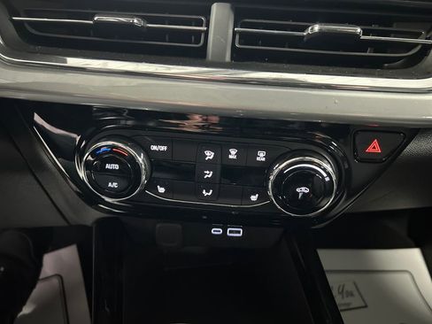 Used 2025 Chevrolet Trax LT w/ LT Convenience Package FWD image 19