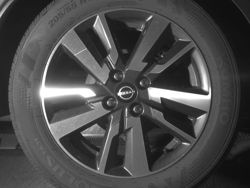 Used 2025 Nissan Versa SV image 15