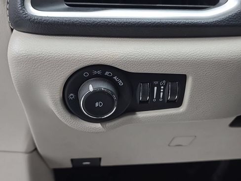 Used 2023 Chrysler Pacifica Touring-L FWD image 12