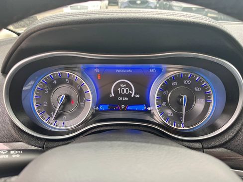 Used 2020 Chrysler 300 Touring L w/ Value Package AWD/4WD image 26