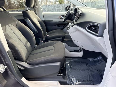 Used 2023 Chrysler Voyager LX image 24
