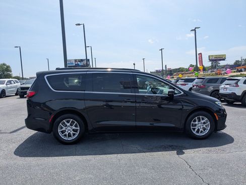 Used 2022 Chrysler Pacifica Touring-L w/ Uconnect Theater Family Group FWD image 4
