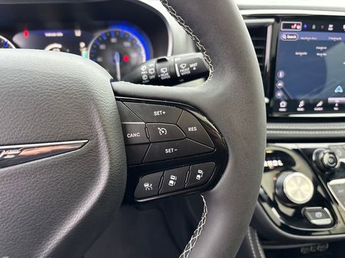 Used 2025 Chrysler Pacifica Limited image 19