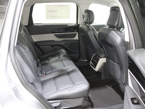Used 2025 Lincoln Nautilus Premier AWD/4WD image 21