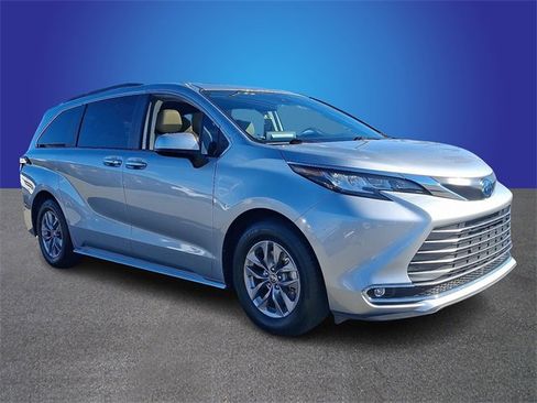 Used 2023 Toyota Sienna XLE image 3