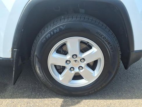 Used 2013 Jeep Grand Cherokee Laredo w/ Laredo E Group AWD/4WD image 10
