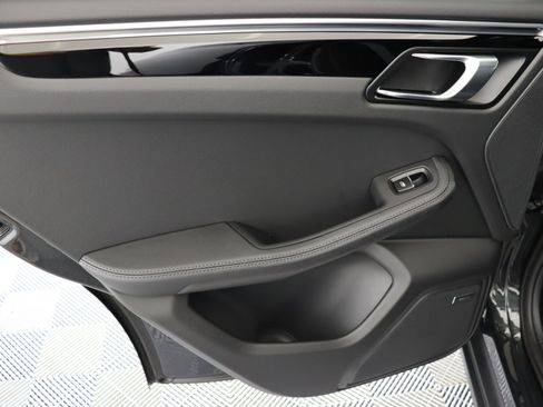 Used 2025 Porsche Macan image 21