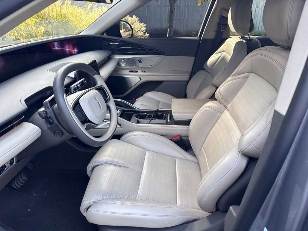 Used 2025 Lincoln Nautilus Reserve AWD/4WD image 19
