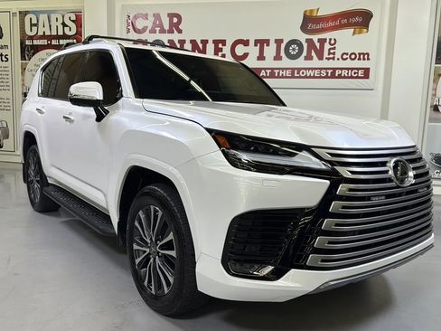 Used 2022 Lexus LX 600 4WD w/ Premium Package image 2