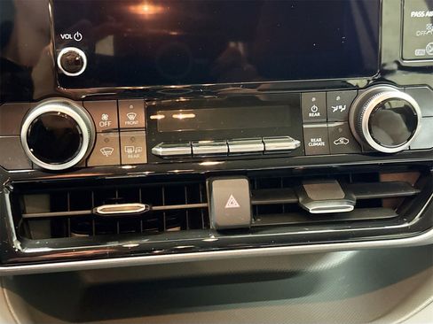 Used 2025 Toyota Highlander LE image 16