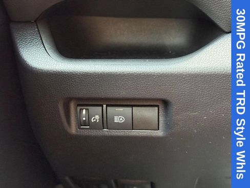 Used 2020 Toyota RAV4 LE FWD image 29