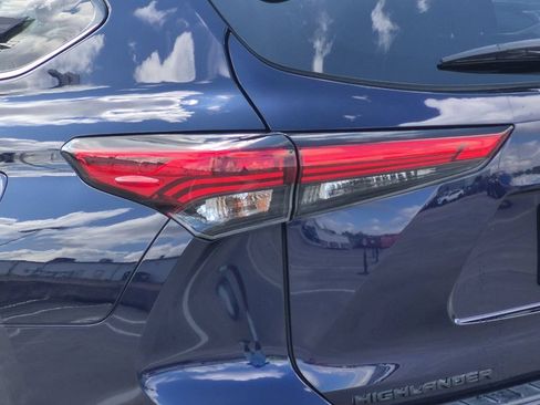 Used 2022 Toyota Highlander LE FWD image 28