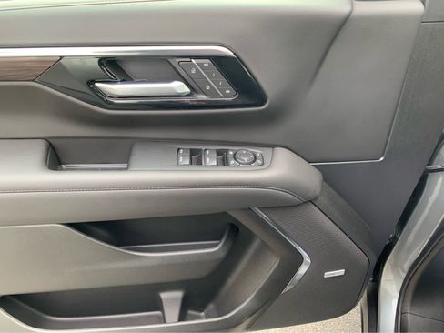 Used 2025 Chevrolet Suburban Z71 image 14