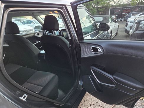 Used 2025 Kia Soul LX w/ LX Technology Package FWD image 9