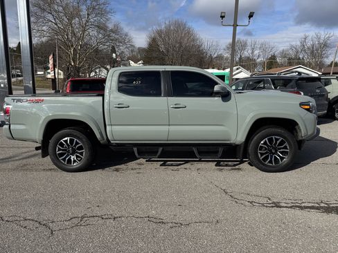 Used 2022 Toyota Tacoma TRD Sport image 2