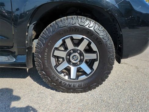 Used 2011 Lexus GX 460 image 11