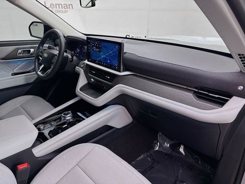 Used 2025 Ford Explorer Platinum w/ Ultimate Package image 32