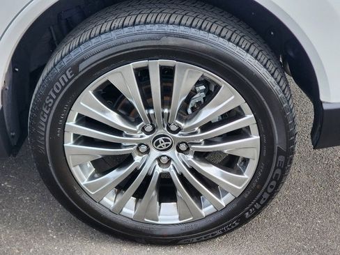 Used 2024 Toyota Venza XLE image 15