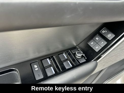 Used 2018 Land Rover Range Rover Velar R-Dynamic HSE image 16