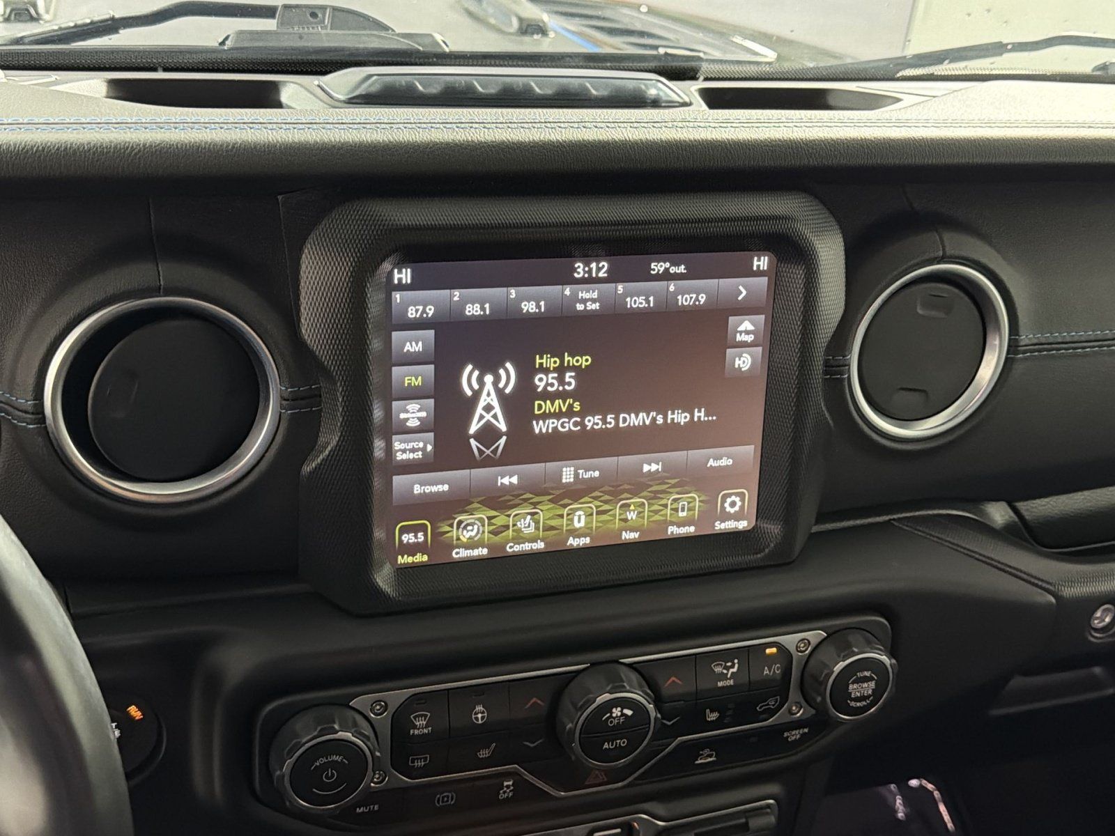 Used 2023 Jeep Wrangler Unlimited Rubicon 4xe w/ Cold Weather Group AWD/4WD image 18