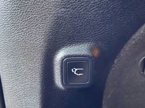 Used 2019 Jeep Cherokee Overland w/ Technology Group image 17